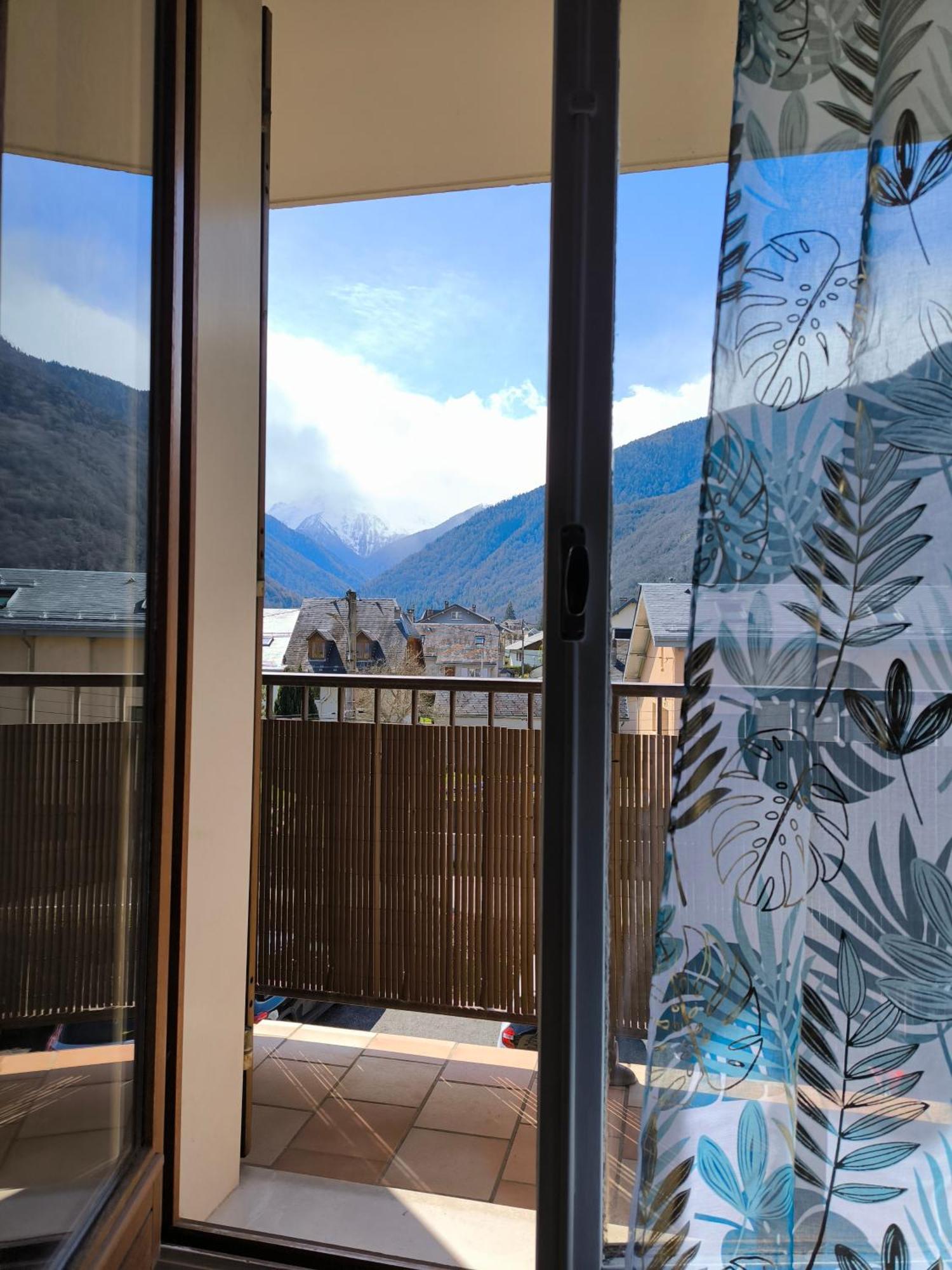 Tendre Face A La Montagne Apartment